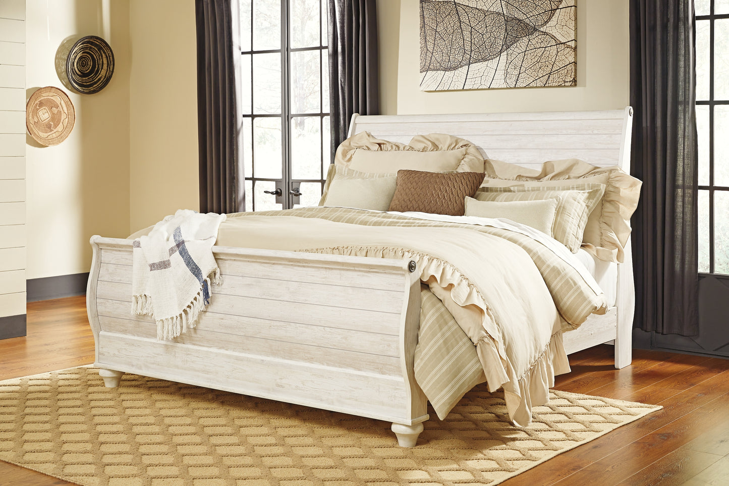 Willowton Sleigh Bed With Mirrored Dresser