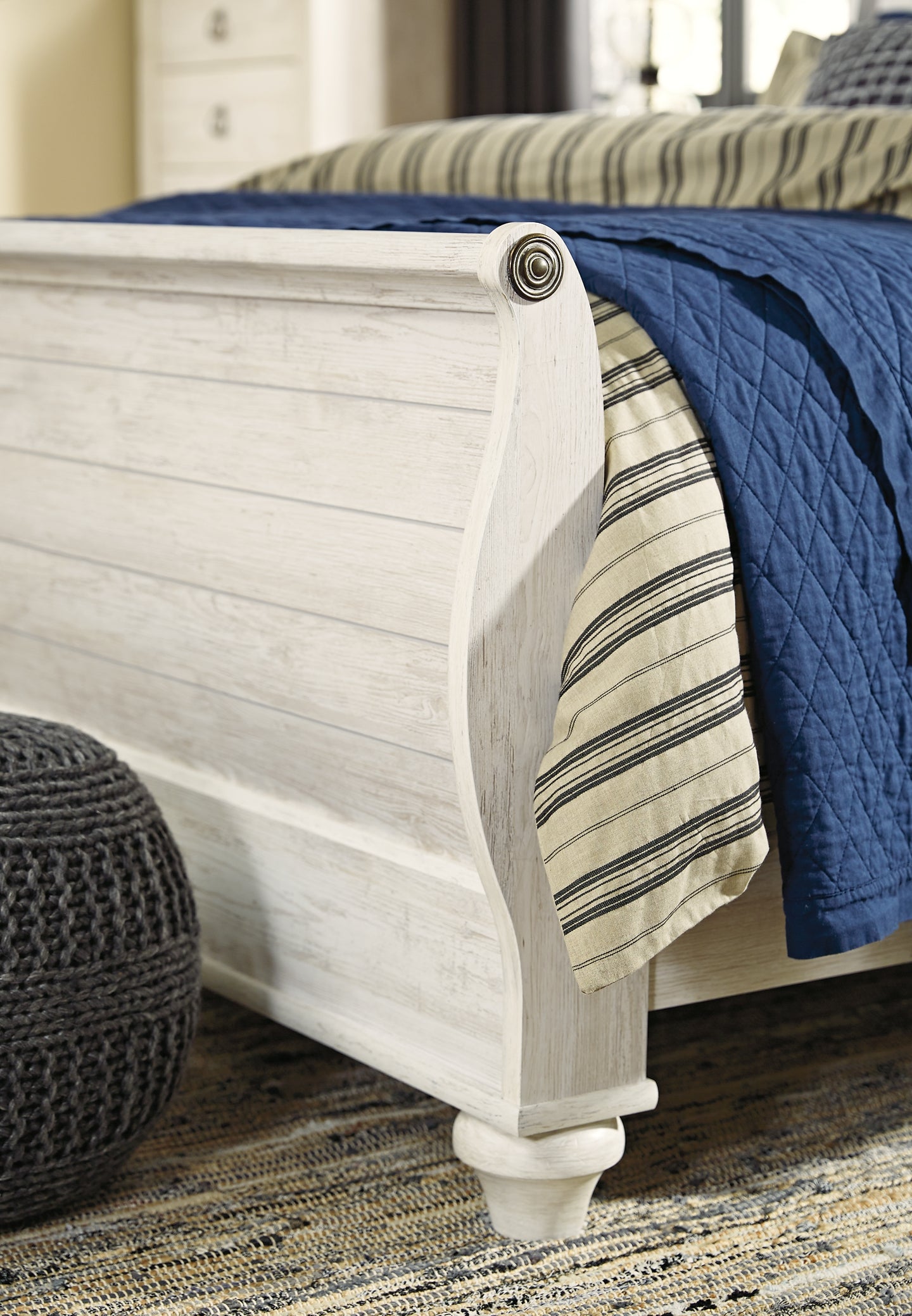 Willowton Sleigh Bed With Mirrored Dresser