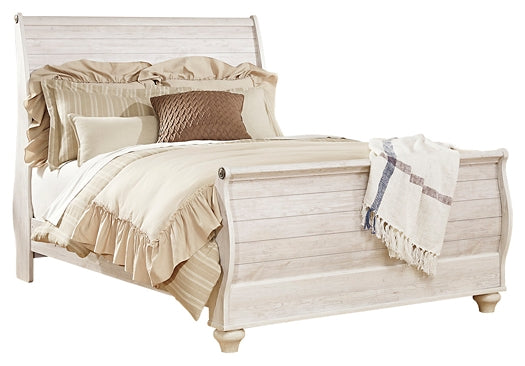Willowton Sleigh Bed With Mirrored Dresser