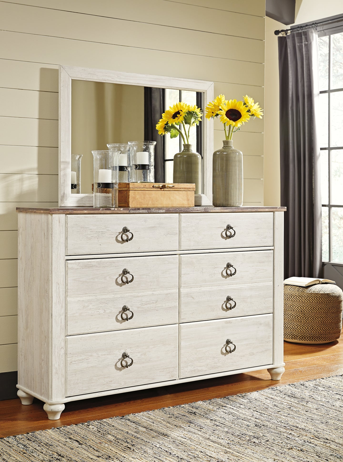 Willowton Sleigh Bed With Mirrored Dresser