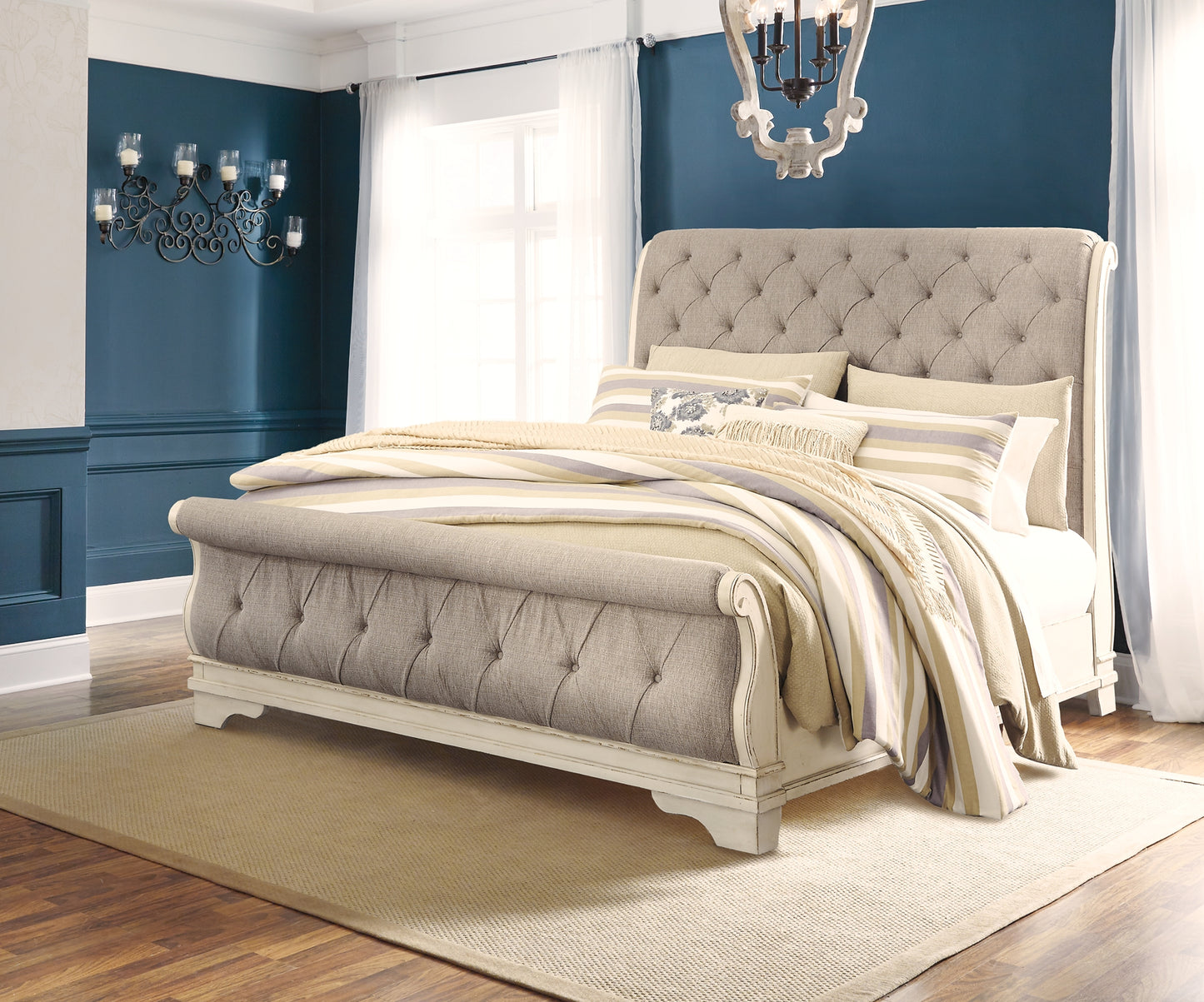 Realyn Sleigh Bed With Mirrored Dresser